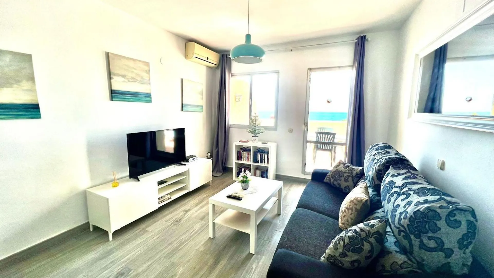 Sea Front Apartment With Large Terrace In Benalbeach 贝纳尔马德纳 西班牙