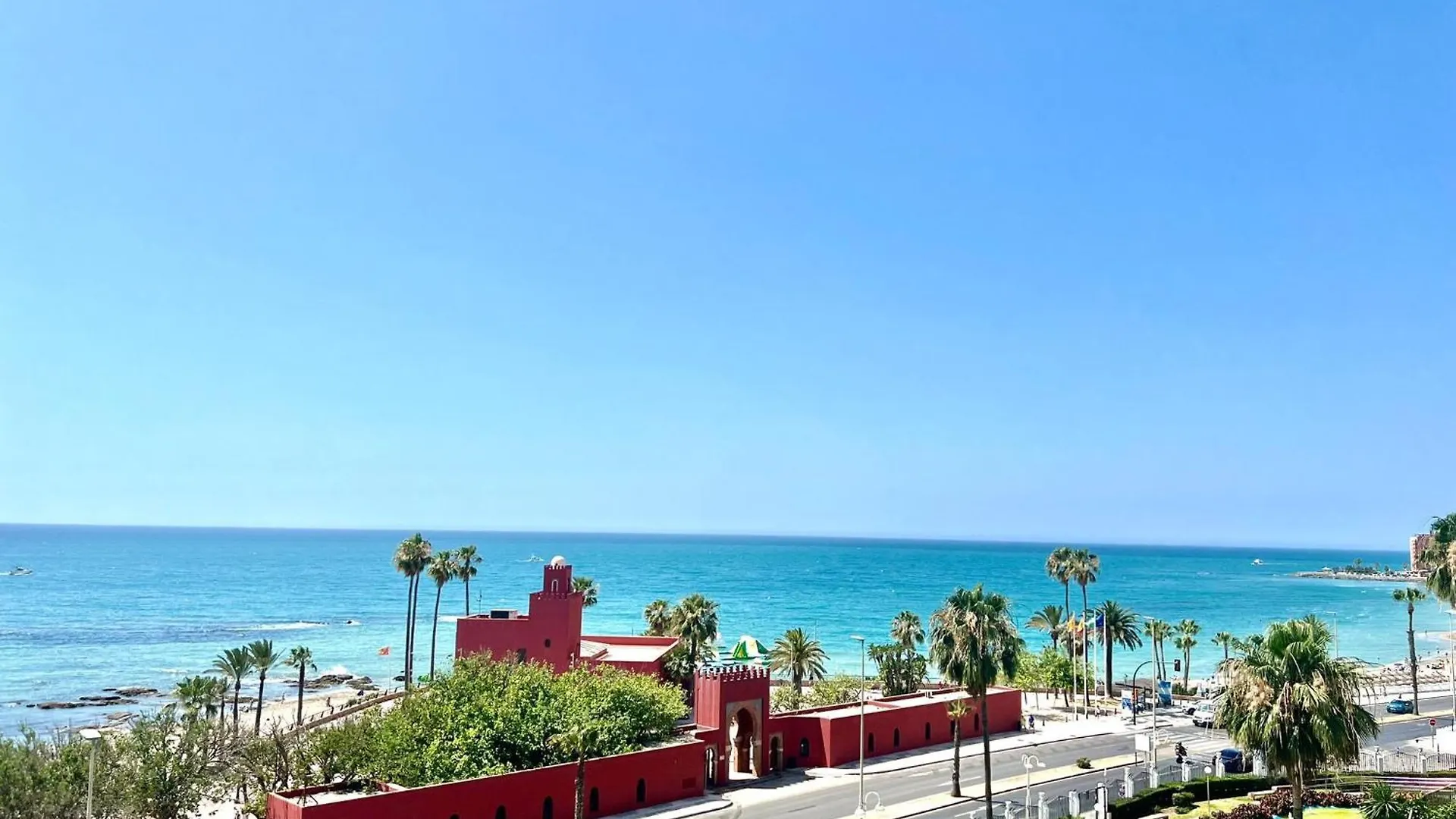 Sea Front Apartment With Large Terrace In Benalbeach 贝纳尔马德纳