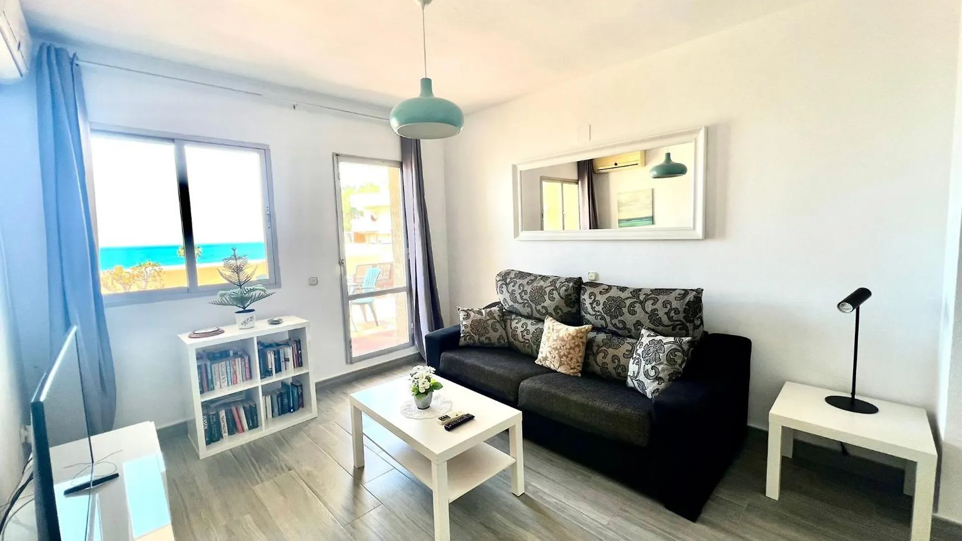 Sea Front Apartment With Large Terrace In Benalbeach 贝纳尔马德纳 0*,