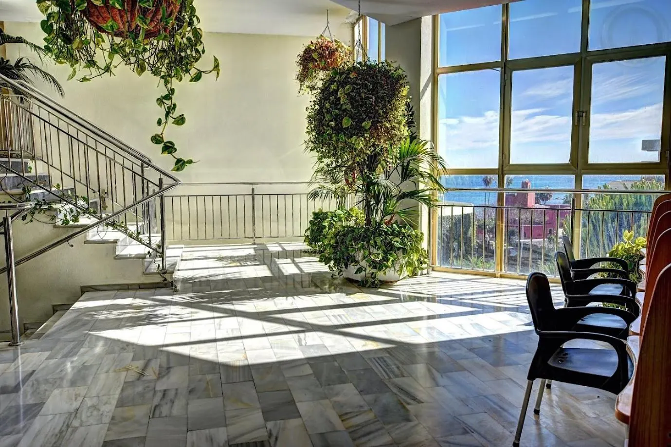Sea Front Apartment With Large Terrace In Benalbeach 贝纳尔马德纳