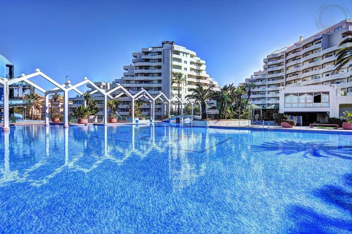 Sea Front Apartment With Large Terrace In Benalbeach 贝纳尔马德纳