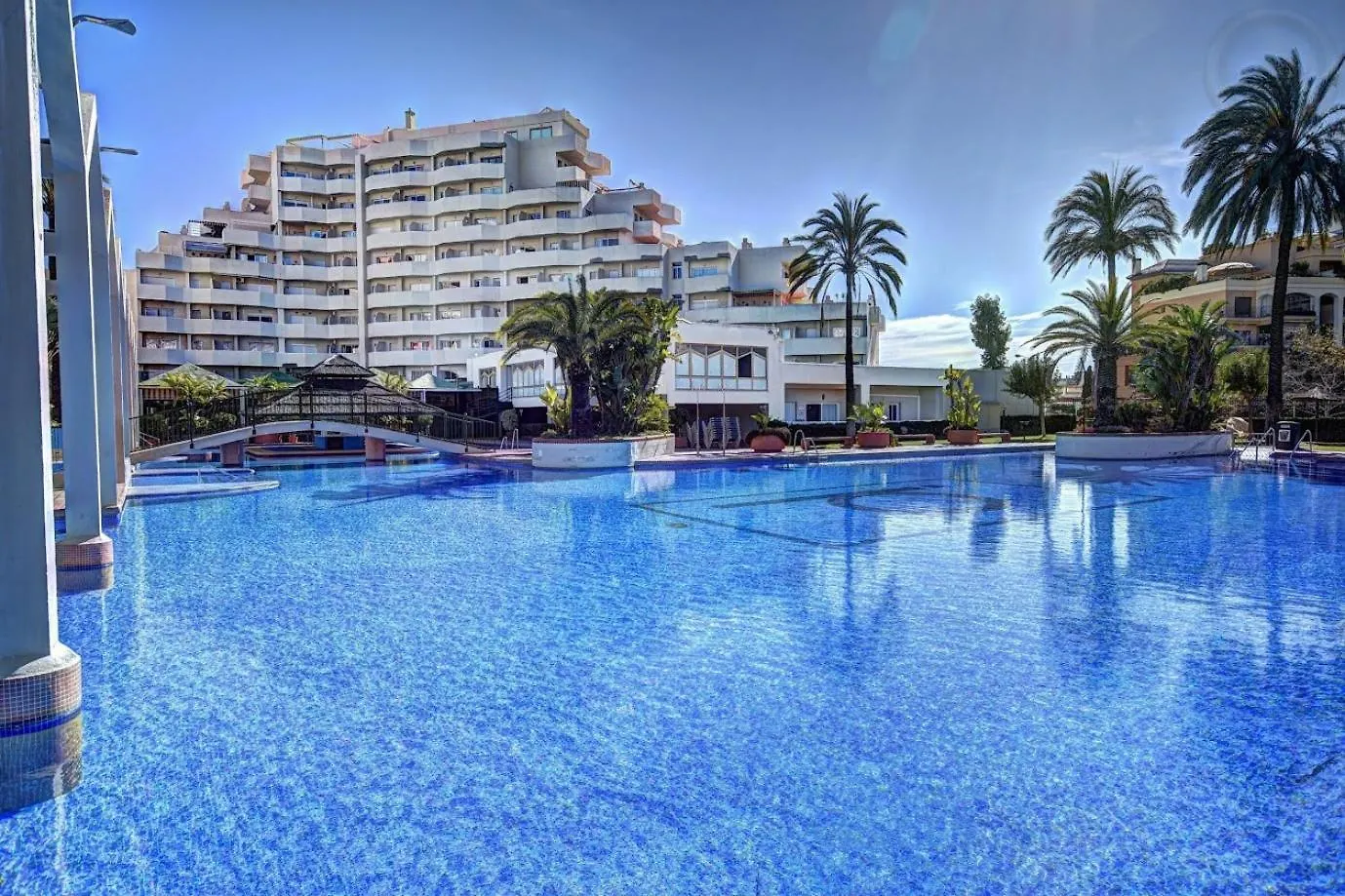 Sea Front Apartment With Large Terrace In Benalbeach 贝纳尔马德纳