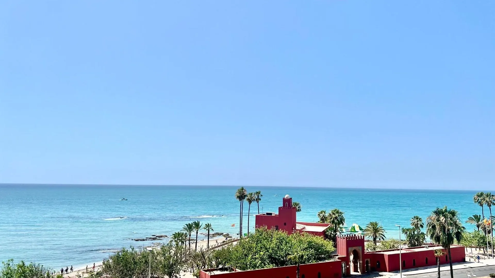 Sea Front Apartment With Large Terrace In Benalbeach بينالماذينا