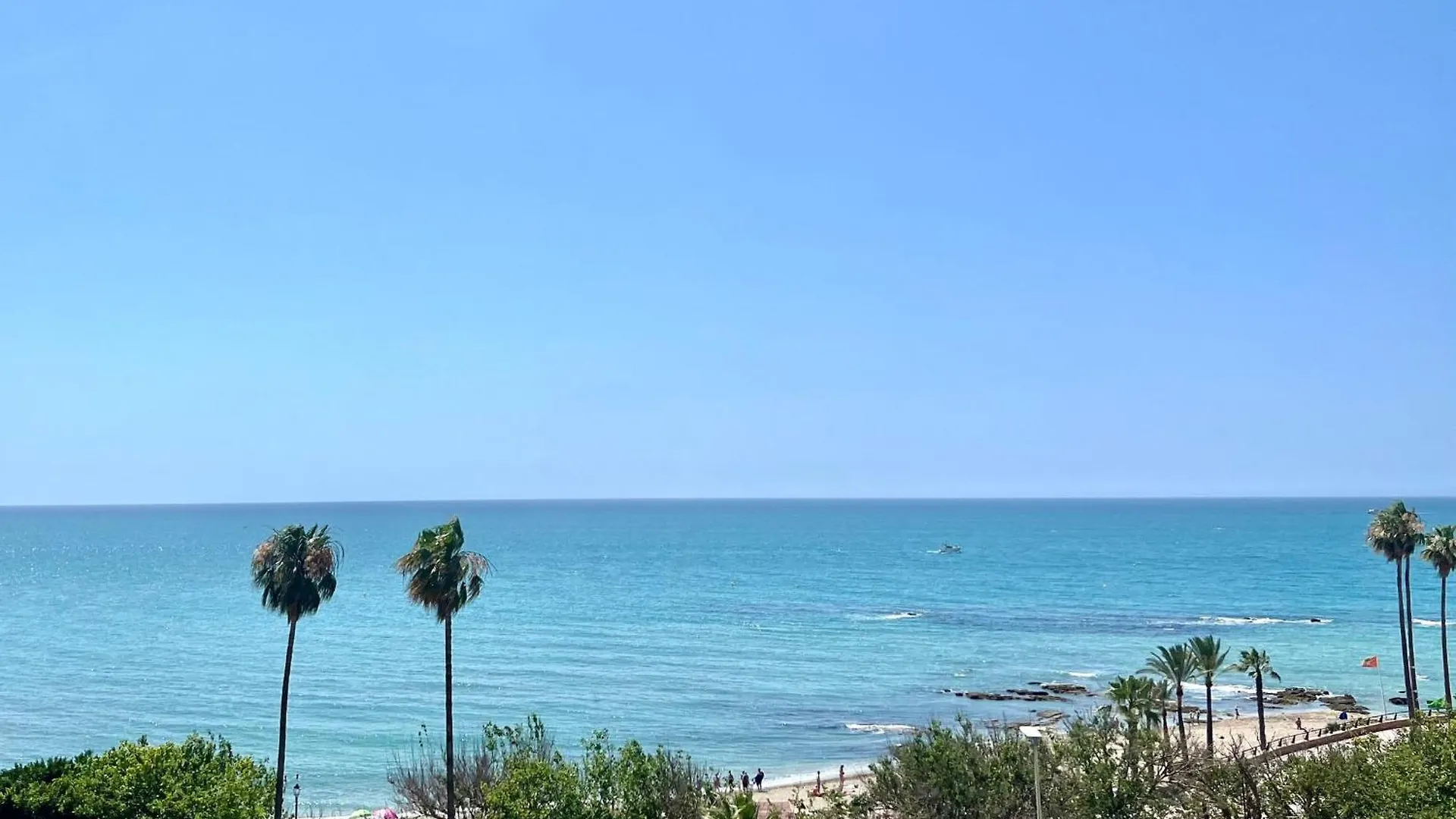 Sea Front Apartment With Large Terrace In Benalbeach بينالماذينا