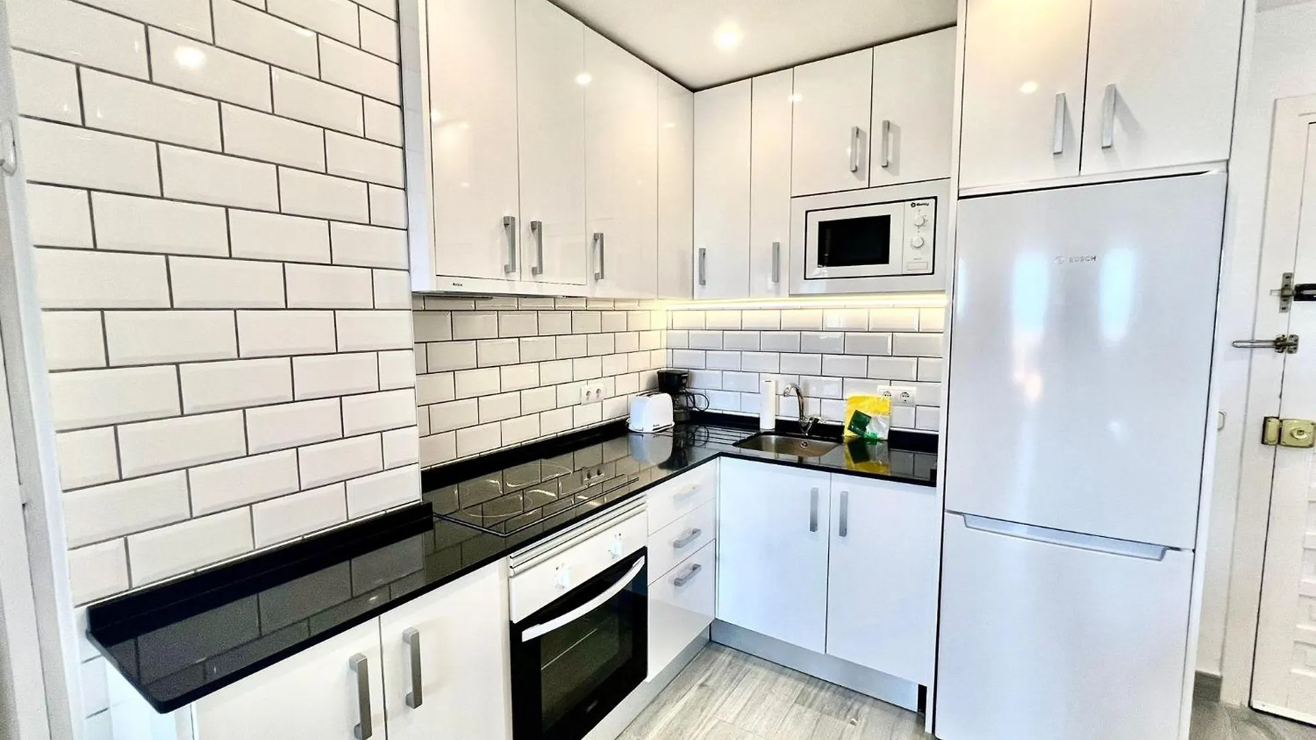 Sea Front Apartment With Large Terrace In Benalbeach بينالماذينا إسبانيا