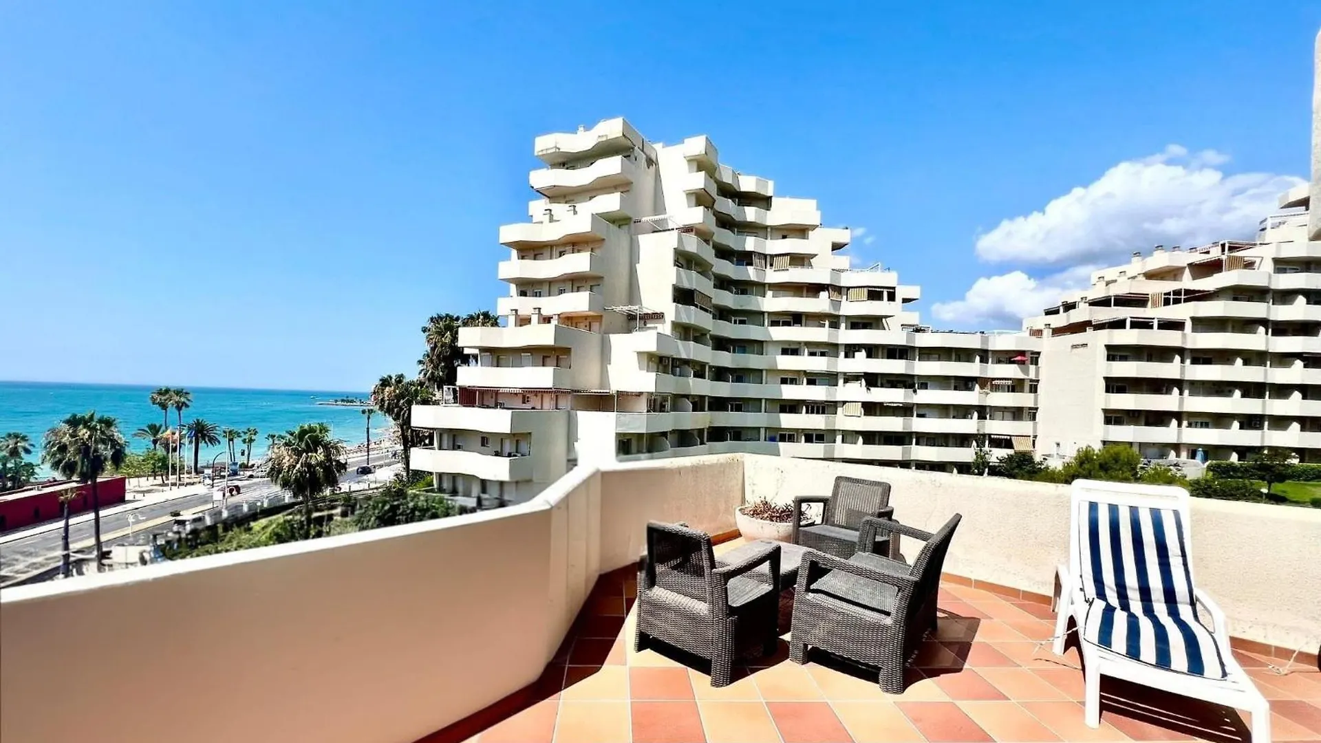 Sea Front Apartment With Large Terrace In Benalbeach بينالماذينا إسبانيا