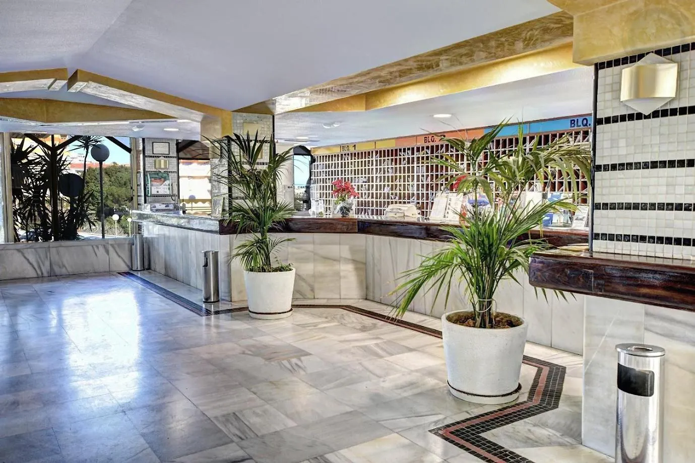 Sea Front Apartment With Large Terrace In Benalbeach بينالماذينا