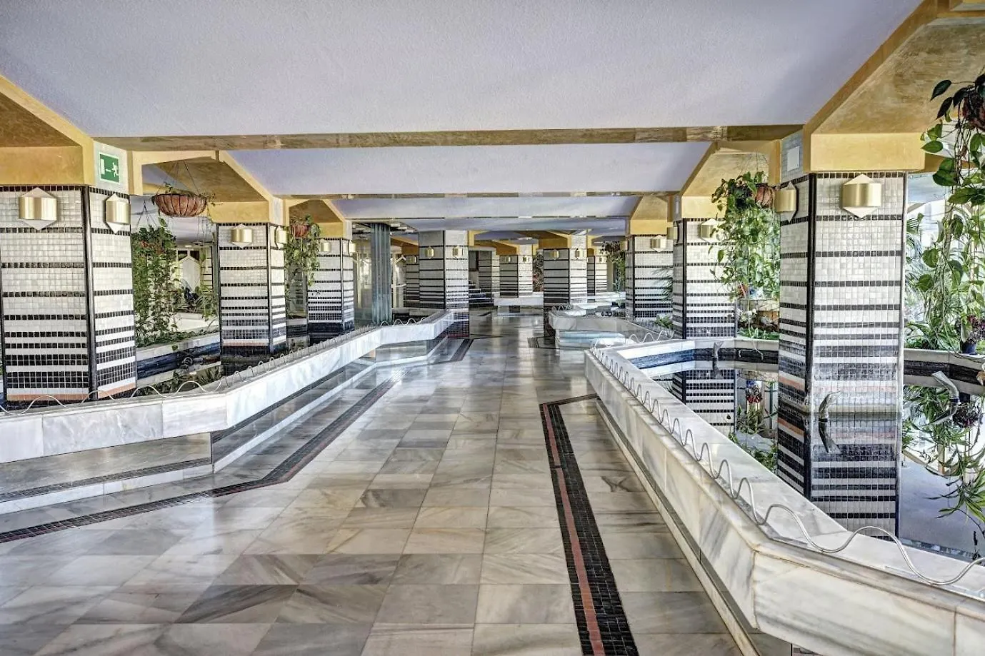 Sea Front Apartment With Large Terrace In Benalbeach بينالماذينا 0*,