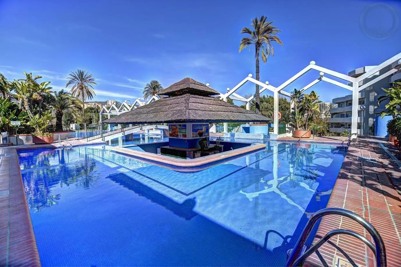 Sea Front Apartment With Large Terrace In Benalbeach بينالماذينا