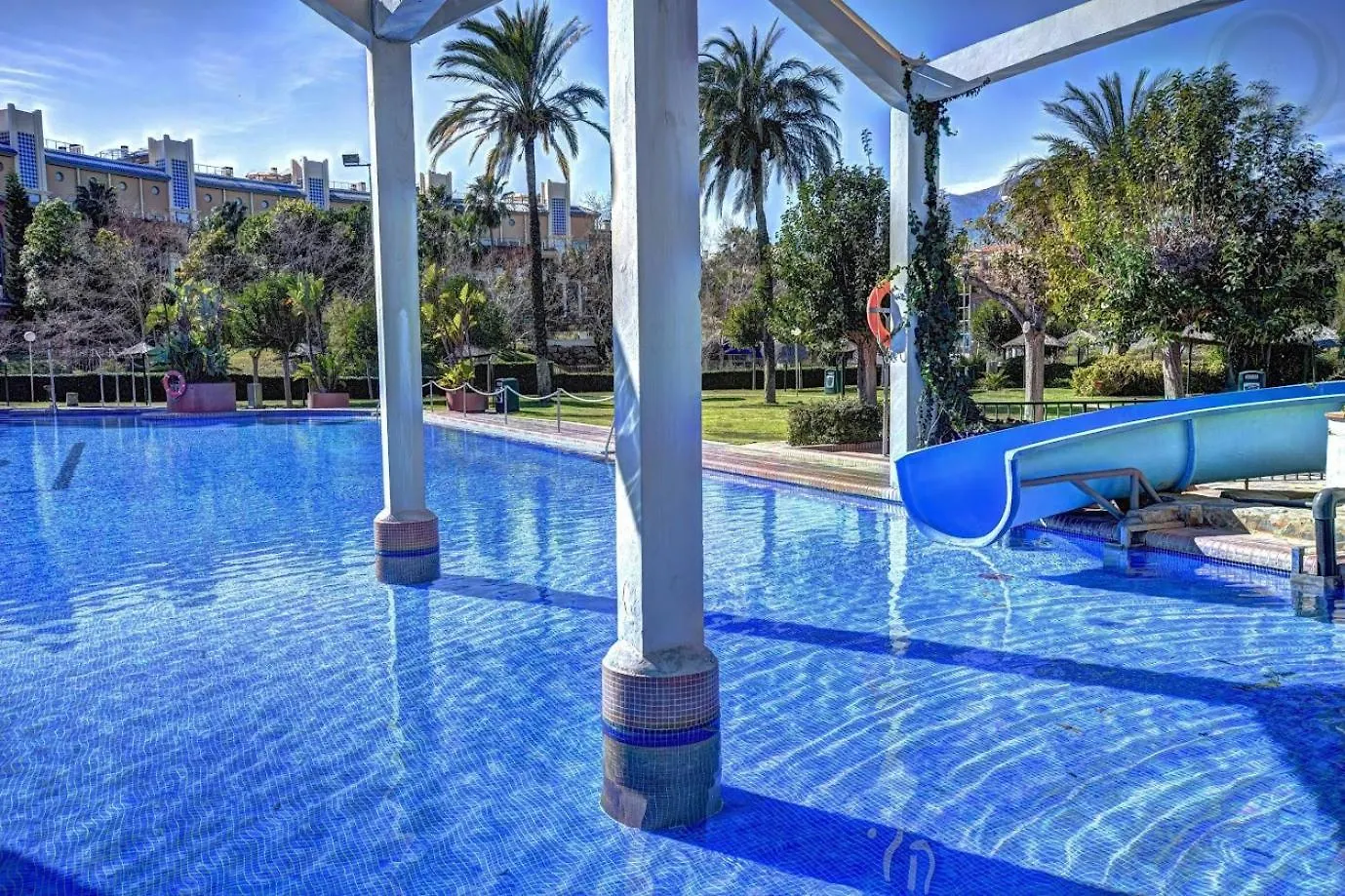 Sea Front Apartment With Large Terrace In Benalbeach بينالماذينا إسبانيا