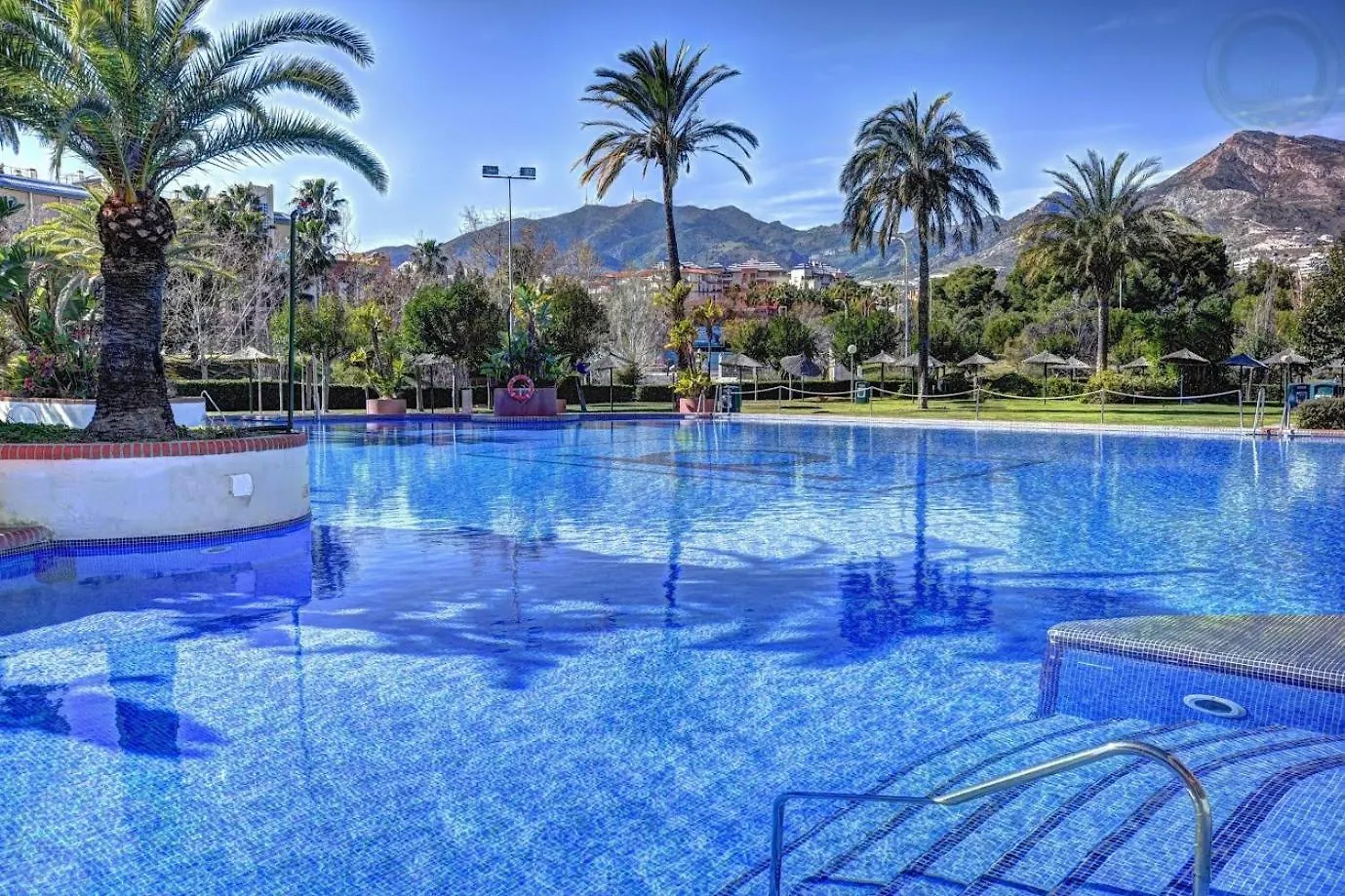 Sea Front Apartment With Large Terrace In Benalbeach بينالماذينا