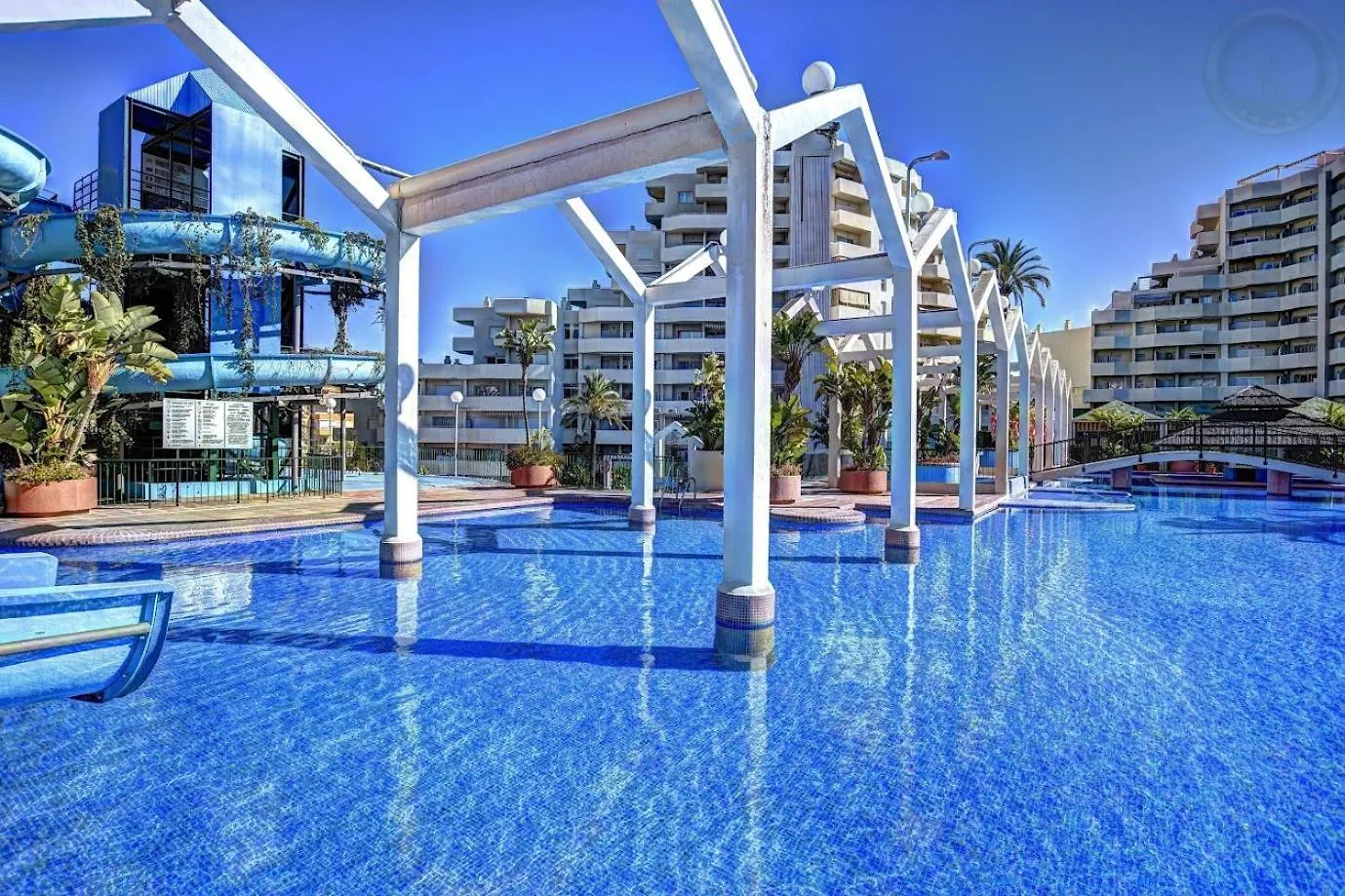 Sea Front Apartment With Large Terrace In Benalbeach بينالماذينا