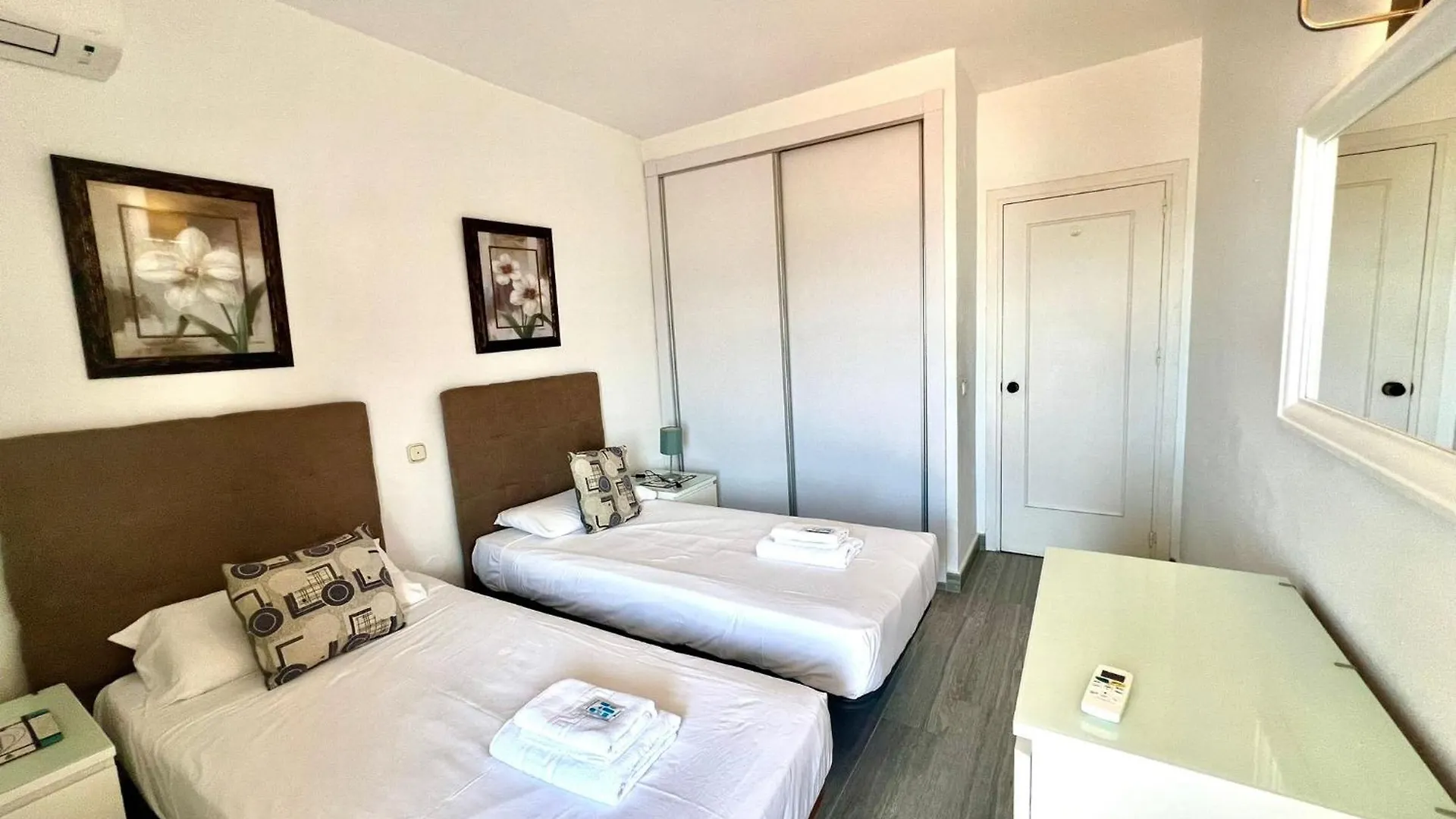 Sea Front Apartment With Large Terrace In Benalbeach بينالماذينا